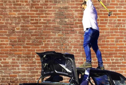 Köln Auto zertrümmern image 1