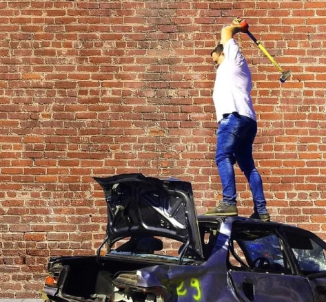 Auto zertrümmern inkl. Bier und Fotoshooting