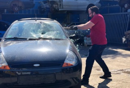 Köln Auto zertrümmern image 3