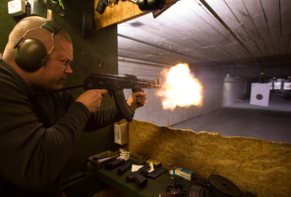 Bukarest Schießen mit AK47 und Pistole image 2