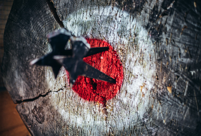 Prag Wettwerfen mit Axt, Messer und Shuriken image 1