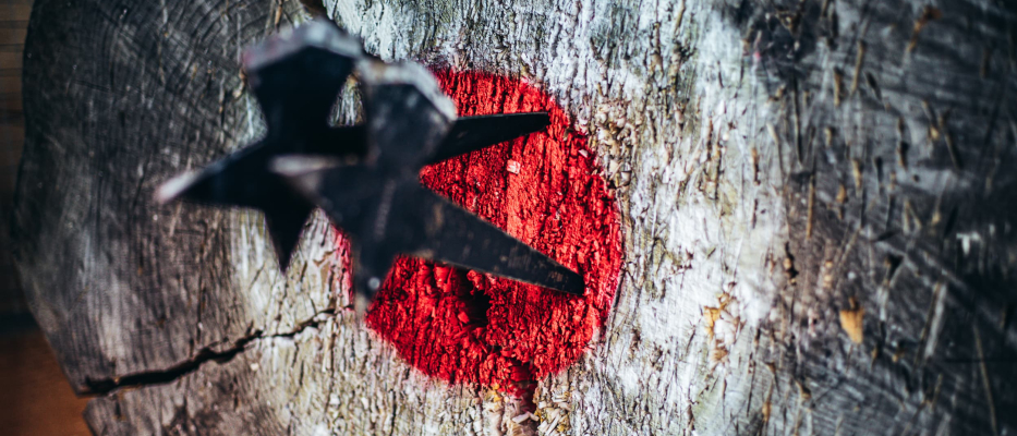 Prag Wettwerfen mit Axt, Messer und Shuriken image 1
