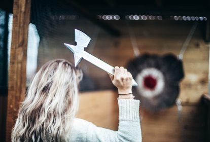 Prag Wettwerfen mit Axt, Messer und Shuriken image 5