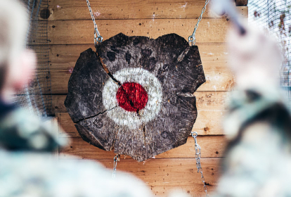 Prag Wettwerfen mit Axt, Messer und Shuriken image 7