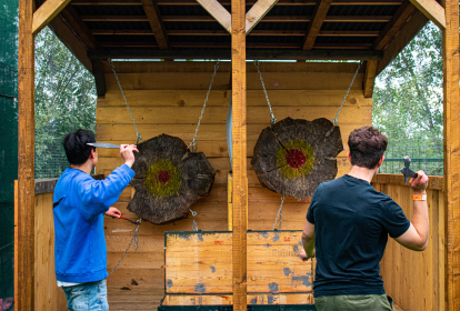 Prag Wettwerfen mit Axt, Messer und Shuriken image 12