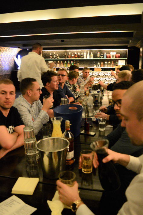 Bartour und Abend im Stripclub Zone 3