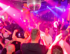 Düsseldorf Privater Pub Crawl mit männlicher Stripshow & Nachtclub image 3