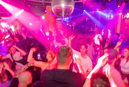 Düsseldorf Privater Pub Crawl mit männlicher Stripshow & Nachtclub image 3
