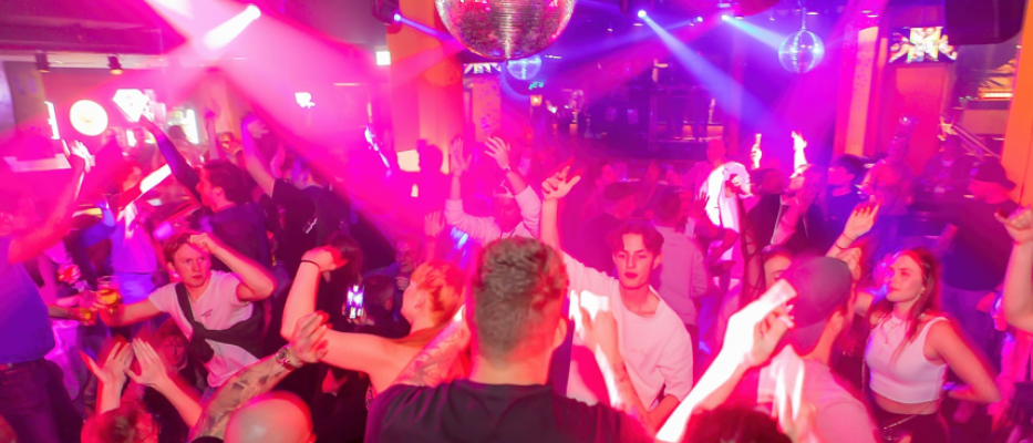 Düsseldorf Privater Pub Crawl mit Shots & Stripclub-Eintritt image 1