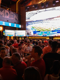 VIP-Tisch in einer Sportsbar + Eimer mit 20 Bier Dublin