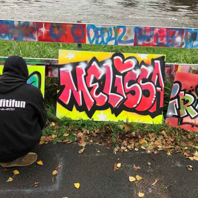 graffiti-spuiten-op-een-canvas-paneel-maken.jpg image 4