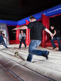Fußball in einer Hüpfburg Kopenhagen