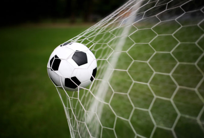 Bukarest Fußball mit oben-ohne Schiedsrichterin image 1