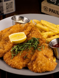 Schnitzel & Bier im bayerischen Pub Prag