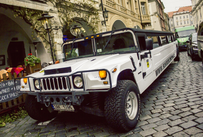Prag Hummer Limousine image 3