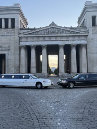 Hummer Limousine mit Stripperin München