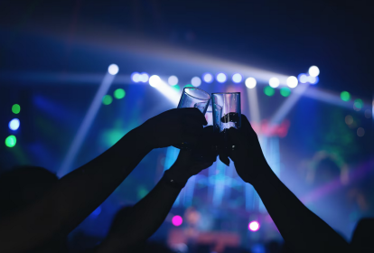 Düsseldorf Tisch & Drinks im Nachtclub mit Ballermann-Feeling image 1