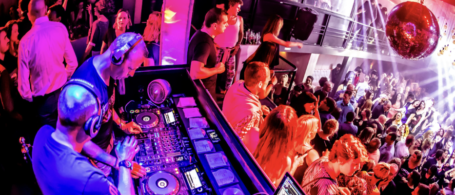 Brüssel Nachtclub Eintritt mit Tisch & Flaschen image 1