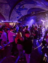Tisch mit Cocktail-Flatrate im Nebe Nachtclub Prag