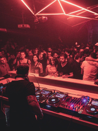 Tischreservierung mit Bottle-Service im Nachtclub Paris