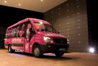 Barcelona Flughafen Transfer mit Partybus & sexy Anhalterin image 4