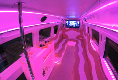 Barcelona Flughafen Transfer mit Partybus & sexy Anhalterin image 3