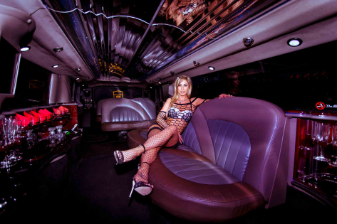 Hummer-Doppeldecker mit Stripperin