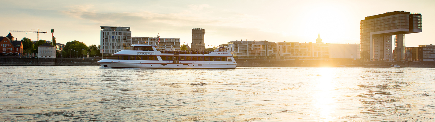 Köln Öffentliche Bootstour am Abend mit Buffet & Drinks image 1