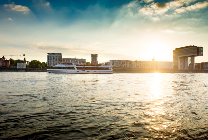 Köln Öffentliche Bootstour am Abend mit Buffet & Drinks image 1