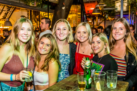 Partyboot-Tour mit Afterparty im Club und einer Flasche Sekt