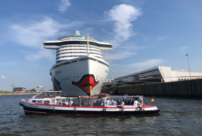 Hamburg Private Bootstour mit Stripperin image 7