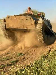 Auto zerstören mit Panzer Bratislava