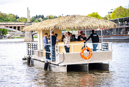 Prag Flussfahrt mit dem Tiki Boot & Bier-Flatrate image 9