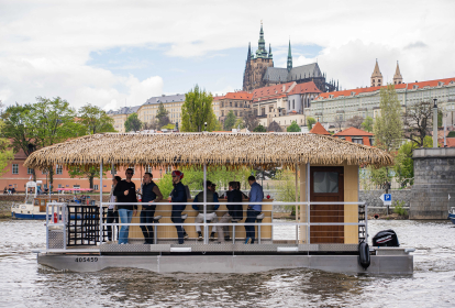 Prag Flussfahrt mit dem Tiki Boot & Bier-Flatrate image 2