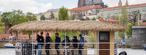 Prag Flussfahrt mit dem Tiki Boot & Bier-Flatrate image 2