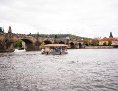 Prag Flussfahrt mit dem Tiki Boot & Bier-Flatrate image 4