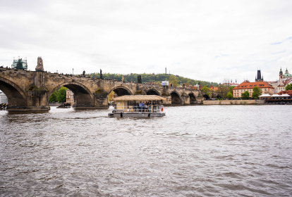 Prag Flussfahrt mit dem Tiki Boot & Bier-Flatrate image 4