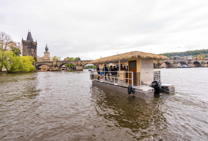 Prag Flussfahrt mit dem Tiki Boot & Bier-Flatrate image 6