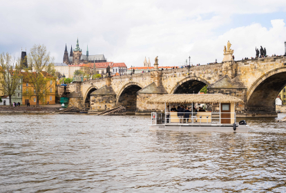Prag Flussfahrt mit dem Tiki Boot & Bier-Flatrate image 8