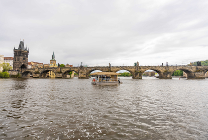 Prag Flussfahrt mit dem Tiki Boot & Bier-Flatrate image 11
