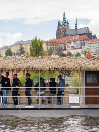 Flussfahrt mit dem Tiki Boot & Bier-Flatrate Prag