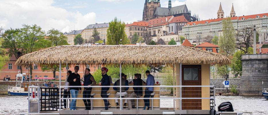 Prag Flussfahrt mit dem Tiki Boot & Bier-Flatrate image 1