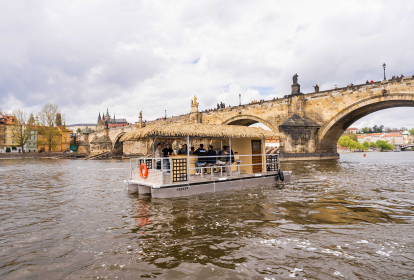 Prag Flussfahrt mit dem Tiki Boot & Bier-Flatrate image 10