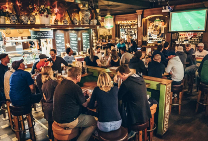 Prag Fußball + Abendessen in einer Sports-Bar image 6