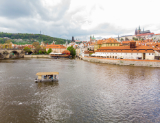 Prag Flussfahrt mit dem Tiki Boot & Bier-Flatrate image 3