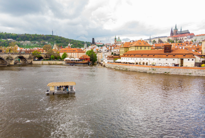 Prag Flussfahrt mit dem Tiki Boot & Bier-Flatrate image 3