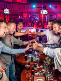 Tisch mit Bottle-Service im Stripclub Prag
