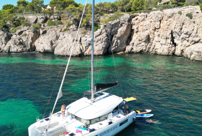 Mallorca Private Katamaran-Tour mit Essen und Trinken image 1