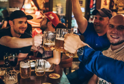 Prag Fußball + Abendessen in einer Sports-Bar image 5