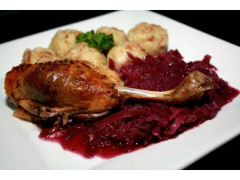 Essen in einer Brauerei mit Entenbraten